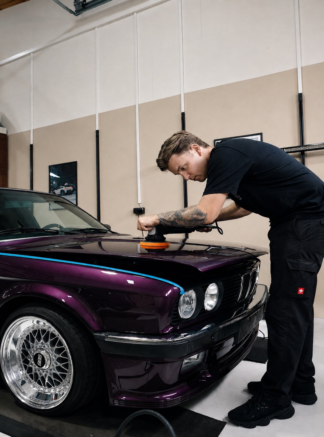 Politur an einem lila BMW E30